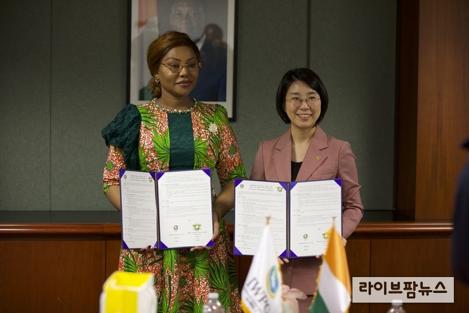 IWPG와 코트디부아르 여성가족아동부가 지난해 주유엔코트디부아르대사관에서 MOA를 체결하고 있다.