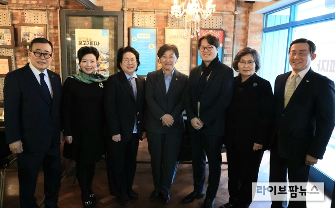 송미령 농림축산식품부 장관은 20일 서울시 양천구 소재 피자알볼로 목동 본점을 방문하여 판매가격 인하를 단행하고 있는 현장 관계자들을 격려하고, 애로사항을 경청했다. 왼쪽 네번째 송미령 장관, 다섯번째 이재욱 피자알볼로 대표.