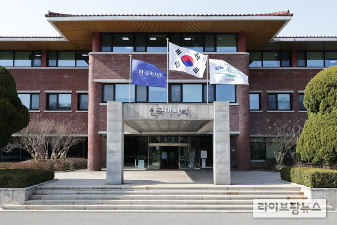 한국마사회는 급변하는 대내외적 경영 여건에 발맞춰 조직 혁신을 이끌어 갈 인재 확보를 위해 총 23개 분야, 50명에 대한 채용에 나선다.