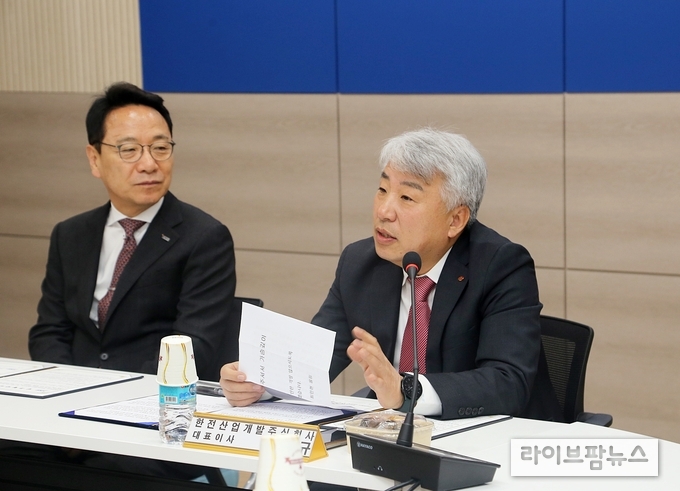 한전산업개발 함흥규 대표(오른쪽)가 강원대와의 업무 협약에 앞서 기념사를 하고 있다.