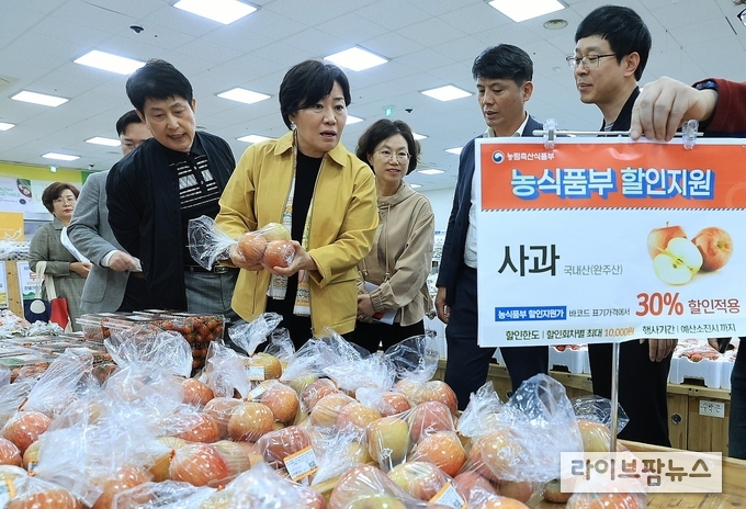 송미령 농림축산식품부 장관은 7일 오후, 전북 전주시에 위치한 완주로컬푸드직매장 효자점을 방문해 농축산물 수급 동향 및 농축산물 할인지원 사업 추진 현황을 점검했다.
