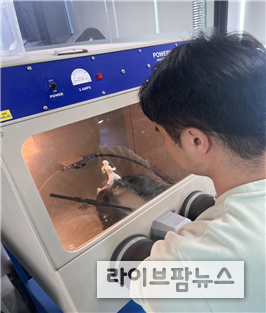 후가공처리기를 이용해 축구선수 모형을 제작중인 이진석씨.