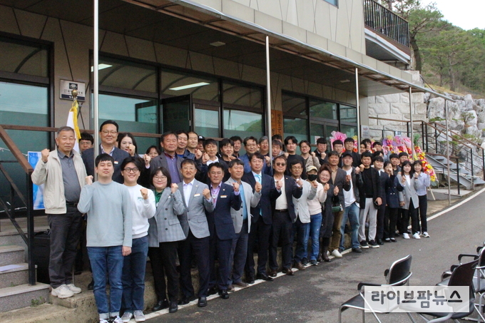 영동지부 승격 현판식 단체사진.