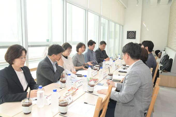 식품의약품안전처 김유미 차장은 스타트업 업체와 현장간담회를 열어 현자의 애로사항을 청취했다. 