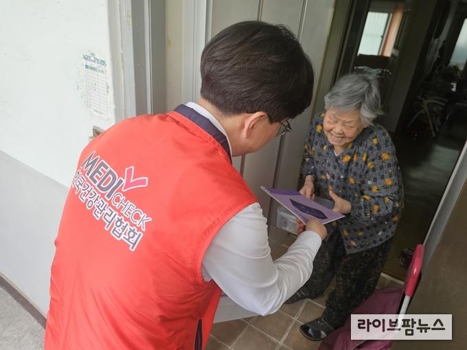 한국건강관리협회 인천시지부가 숭의종합사회복지관과 연계해 사랑의 반찬배달 봉사활동을 진행하고 있다.