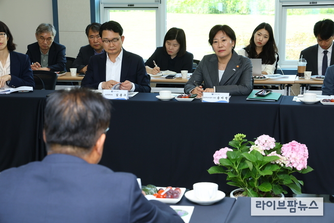 송미령 농식품부 장관은 21일 충청남도 서천군 비인면에 있는 청년농촌보금자리 단지를 방문하여 시설을 점검하고 청년세대 입주자들과 지역민들을 만나 의견을 청취했다.