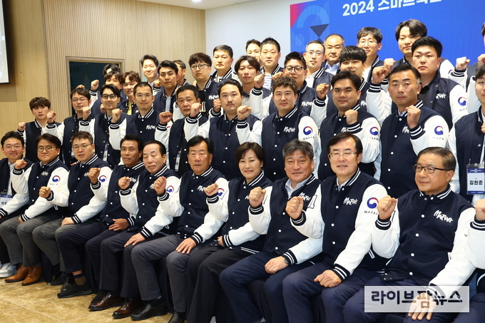 농림축산식품부는 27일 충남 천안시에 소재한 연암대학교에서 ‘스마트축산 청년 서포터즈(이하 서포터즈)’제 1기 출범식을 개최했다. 이날 출범식에는 송미령 장관을 포함해 손세희 축산관련단체협회장, 민경천 전국한우협회장, 이승호 한국낙농육우협회장, 오세진 대한양계협회장, 안병우 농협 축산경제대표, 박병홍 축산물품질평가원장 등이 함께했다.