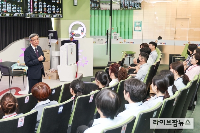 현장 소통 나선 한국마사회 정기환 회장.