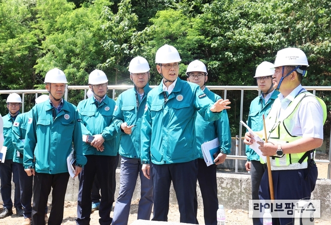한훈 농림축산식품부 차관은 4일 경북 고령군 소재 용소저수지를 방문하여 저수지 관리상태를 점검하고 현장 관계자들에게 철저한 안전관리를 당부했다.