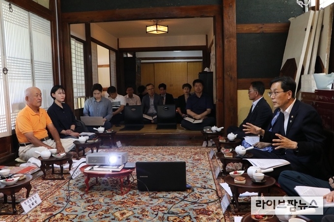 한 훈 농식품부 12일 차관은 충청남도 부여군 규암면을 방문, 청년 창업인들과 지역민들을 만나 의견을 청취한 후 은산면 농촌중심지활성화사업 준공지구를 점검하고 관계자 면담을 실시했다.