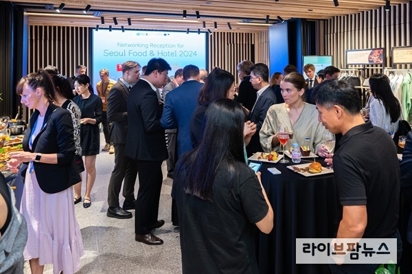 에스토니아를 대표하는 식음료 기업 사절단과 한국의 식음료 기업 관계자들이 간담회에서 교류하고 있다.