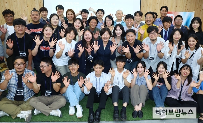 송미령 농림축산식품부 장관은 20일 오후 경남 하동군을 방문하여 농촌 청년들을 대상으로 농촌 창업 활성화를 위한 현장 간담회를 개최했다.