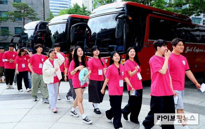 농촌봉사활동 '농활' 버스에 탑승하기 위해 이동하고 있는 희망농업행복농촌서포터즈.