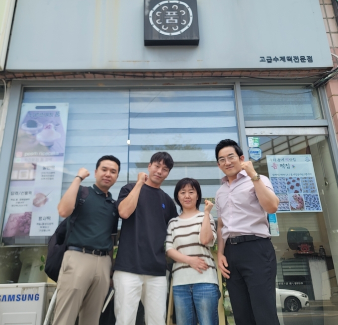 (좌측부터)엠브로컴퍼니 홍석봉 본부장, 사인브라더스 양승일 대표, 솔루션 신청자 김윤정, 엠브로컴퍼니 임형재 대표 / 사진제공 = 홍은종합사회복지관