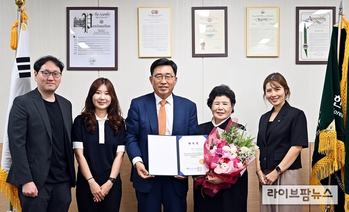 <strong>ESG경영 자문위원회 신규 자문위원 위촉식</strong><br>
(왼쪽 3번째부터) 한국농수산식품유통공사 김춘진 사장, (사)한자녀더갖기운동연합 박윤옥 회장