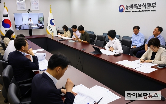 농림축산식품부 송미령 장관이 차관 주재로 진행되던 '농축산물 수급상황 점검회의'를 29일부터 매일 오전 직접 주재하고, 수급불안요소에 선제적으로 대응한다고 밝혔다. 29일 아침, 농축산물 수급상황 점검회의(서울-세종 영상회의 연결)가 진행 중인 모습.