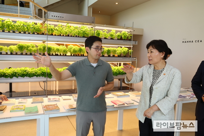 농식품부 송미령 장관이 뤁스퀘어 내부 쇼룸과 카페, 레스토랑 등 시설에 대한 설명을 듣고 있다 .