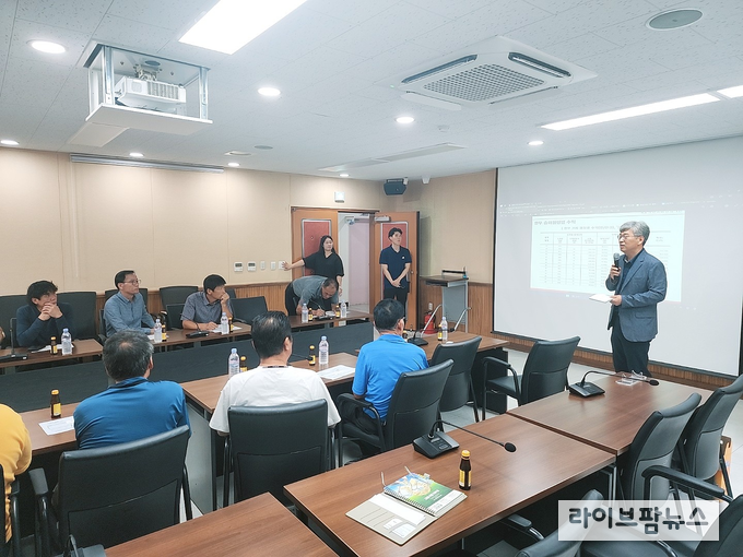 축산물품질평가원 경기지원은 30일 곤지암읍 행정복지타운에서 축산농가를 대상으로 축산물 원패스 서비스 중 한우농가 생산성 분석 및 한우 유전정보 서비스 조회에 대한 설명회를 가졌다.