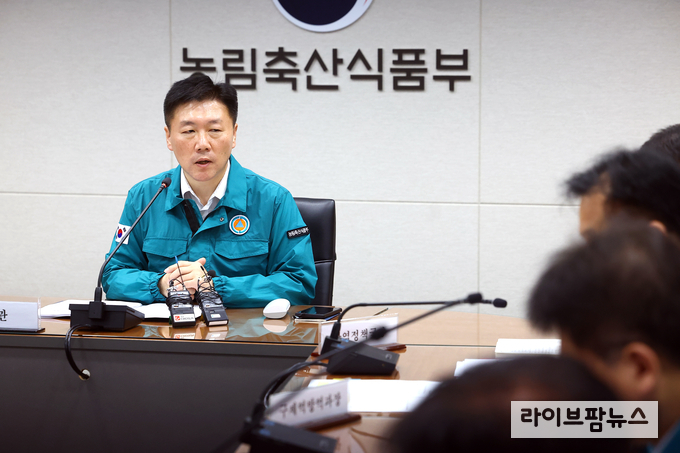 농식품부 박범수 차관이 13일 오전, 럼피스킨 방역대책본부 및 아프리카돼지열병 중앙사고수습본부 회의를 통해 관계부처와 지자체의 가축전염병 발생과 방역대책 추진상황을 점검하였다. 