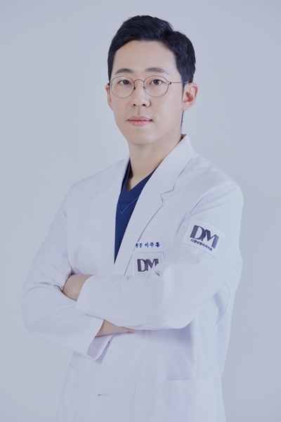 디엠성형외과 이주홍 원장