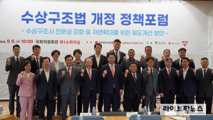 토론회 참석자들이 기념촬영을 하고 있다