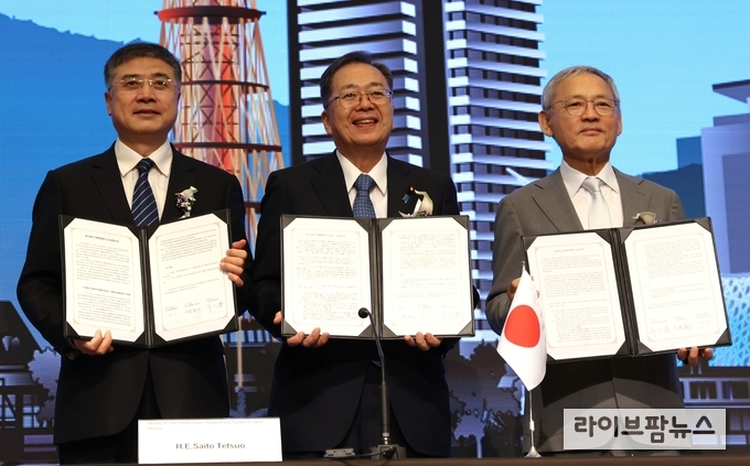 유인촌 문화체육관광부 장관이 11일 일본 고베 호텔 오쿠라 고베에서 열린 한중일 관광장관회의 본회의에서 사이토 테츠오 일본 국토교통대신, 장정 중국 문화여유부 부부장과 함께 공동선언문에 서명한 뒤 기념촬영을 하고 있다. (사진 왼쪽부터 장정 부부장, 사이토 테츠오 대신, 유인촌 장관)
