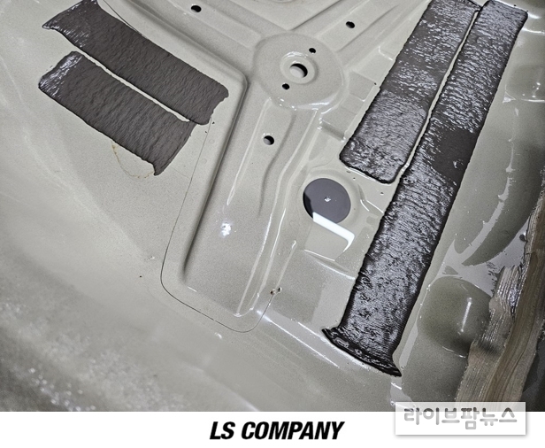 자동차 누수로 인한 트렁크 바닥 물고인 모습. 사진제공= LS COMPANY