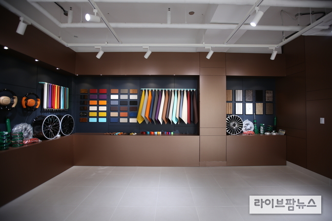 차량용 자체제작 인테리어 소재 및 커스터마이징 부품 모습. 