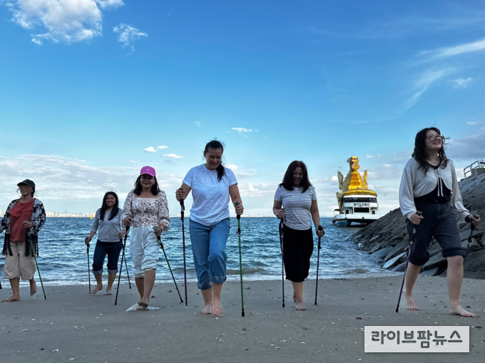 인천웰메디 투어에 참가한 외국인 관광객들이 팔미도에서 노르딕워킹을 체험하고 있다.