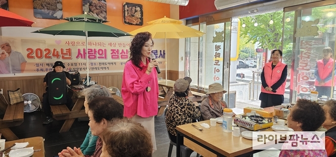 김상임 모델 겸 가수가 축하 공연을 하고 있다.(사진=사랑봉사회)