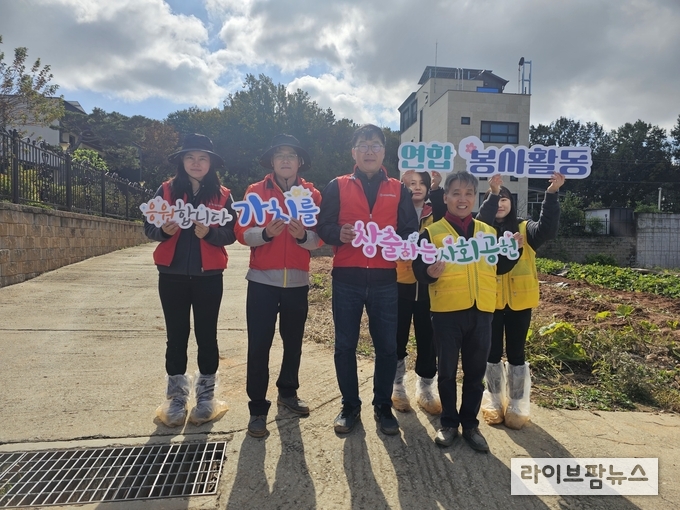 한국건강관리협회 인천광역시지부가 농촌 일손돕기 봉사활동을 진행하고 기념촬영을 하고 있다.(사진=한국건강관리협회 인천광역시지부)
