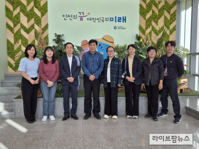 중국 베이징시위원회 농공위원회, 시농업농촌국 관계자 등이 인천시 농업기술센터를 방문해 기념촬영을 하고 있다.(사진=인천시)