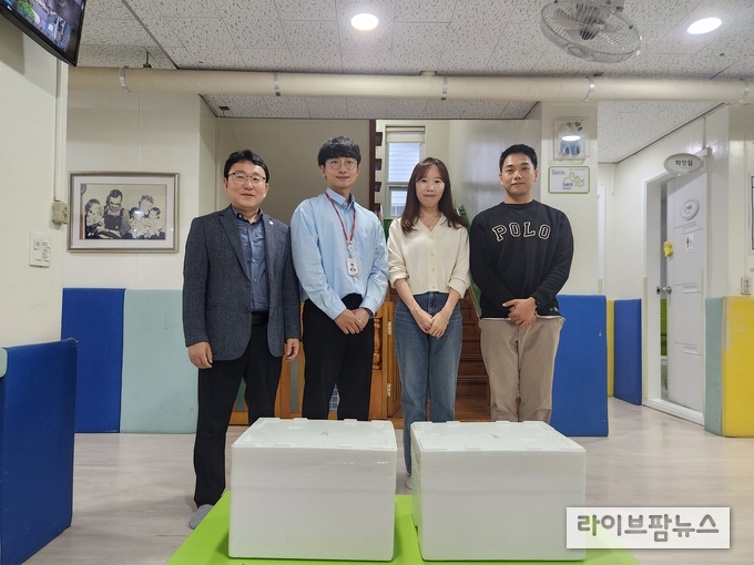 축산물품질평가원 전북지원은 22일 전주영아원에 방문해 후원 물품을 전달했다.