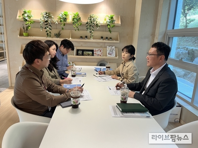 인천지방조달청은 인천·경기지역 시설공사계약 사업실적 상위기관인 경기도 교육청 소속의 경기도 화성오산교육지원청을 방문해 간담회를 진행하고 있다.(사진=인천지방조달청)