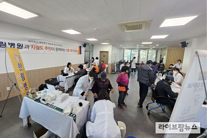 옹진군이 한림병원과 함께 자월도 주민자치센터에서 주민 약 100여 명을 대상 무료진료를 진행하고 있다.(사진=인천옹진군)
