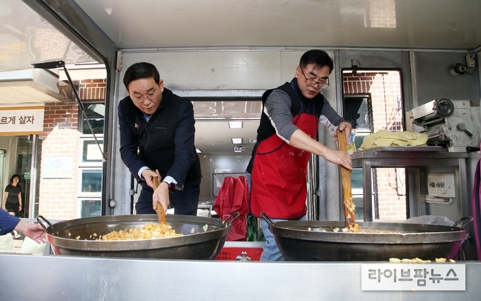 이웃사랑 짜장면 나눔 활동에서 짜장을 만드는 한전산업개발 신태환 경영본부장(왼쪽)과 김인섭 2050 프렌즈 단장.(사진=한전산업개발)