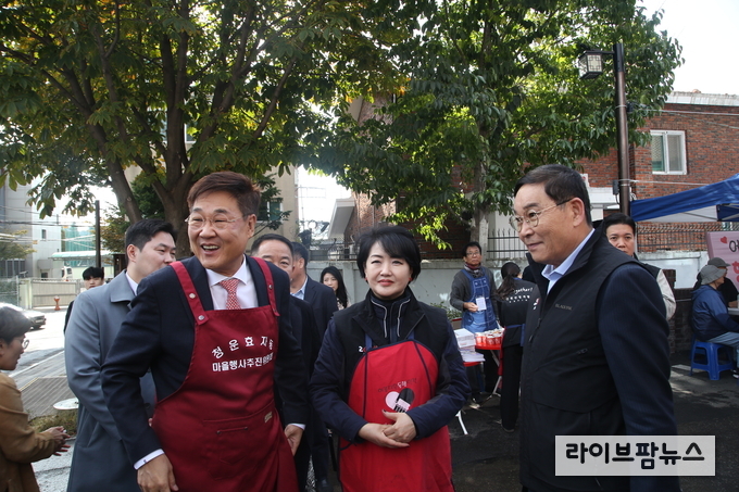 정문헌 종로구청장(왼쪽 첫번째), 한전산업개발 신태환 경영지원본부장(오른쪽 첫번째), 박신옥 대외협력처장(가운데)이 환담을 나누고 있다.(사진=한전산업개발)