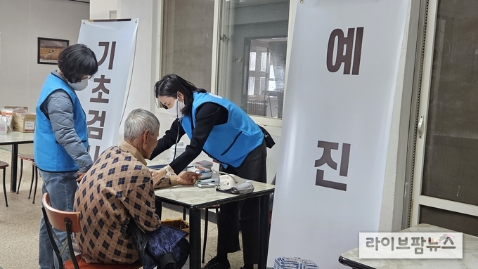 강화군이 서도면 주문도에서 주민을 대상으로 무료 진료를 진행하고 있다.(사진=인천강화군)