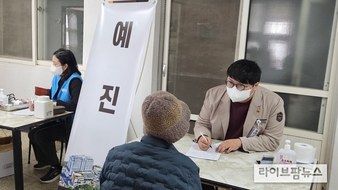 강화군이 서도면 주문도에서 주민을 대상으로 무료 진료를 진행하고 있다.(사진=인천강화군)