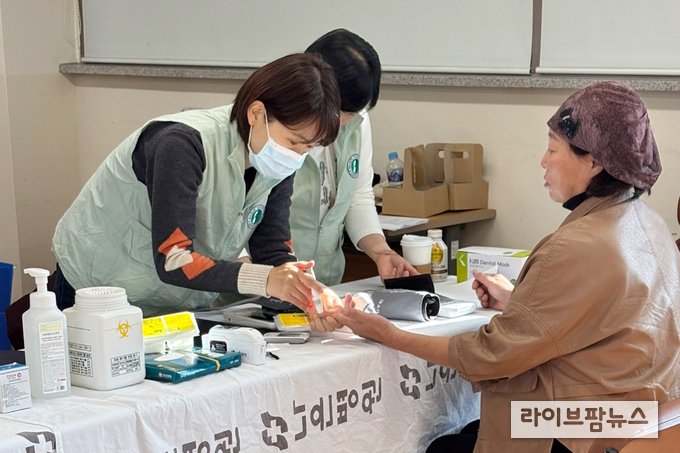 옹진군이 인천나은병원과 함께 북도면 장봉도에서 무료 진료를 진행하고 있다.(사진=인천옹진군)