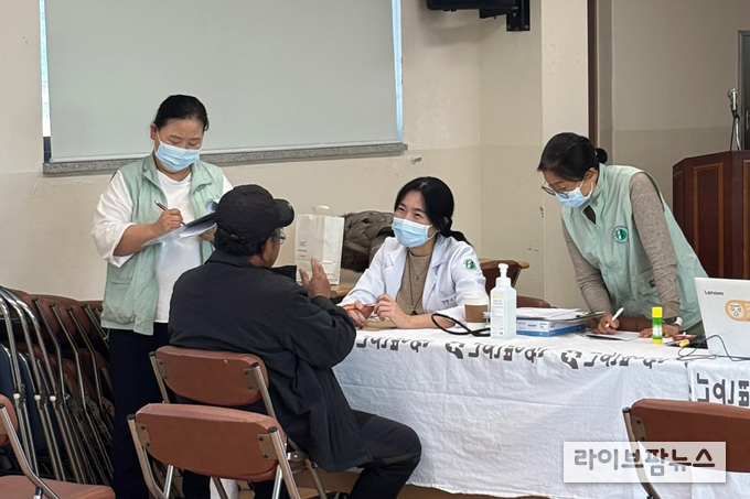 옹진군이 인천나은병원과 함께 북도면 장봉도에서 무료 진료를 진행하고 있다.(사진=인천옹진군)