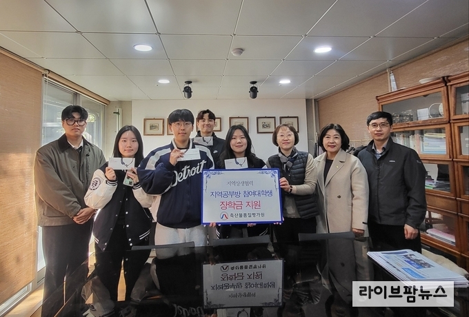 원주시 아동복지시설 성애원 지역공부방 참여 대학생에게 장학금을 전달하고 있다.