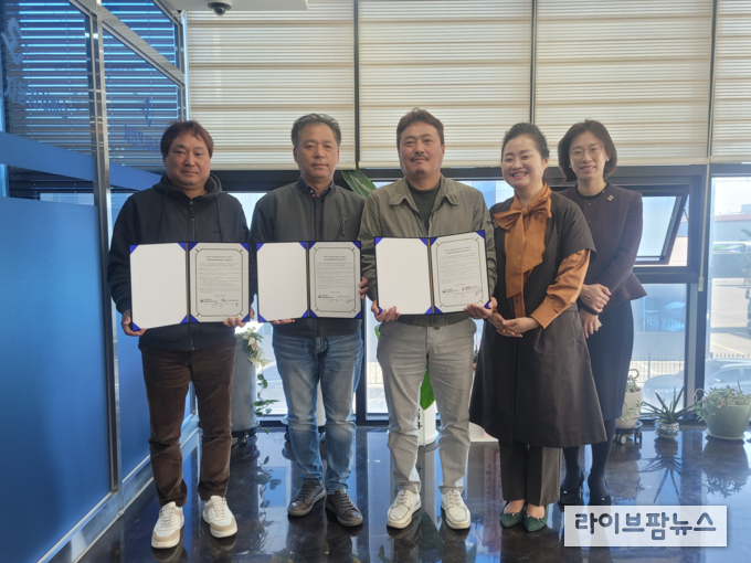인천시가 소규모 사업장과 심뇌혈관질환 예방을 위한 업무협약을 체결하고 기념촬영을 하고 있다.(사진=인천시)