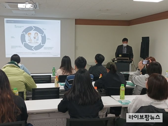 인천테크노파크가 청년도전 지원사업 참여 청년들과 함께 부평세림병원에 방문해 병원 탐방 프로그램을진행하고 있다.(사진=인천테크노파크)