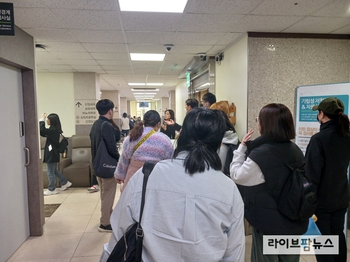 인천테크노파크가 청년도전 지원사업 참여 청년들과 함께 부평세림병원에 방문해 병원 탐방 프로그램을진행하고 있다.(사진=인천테크노파크)