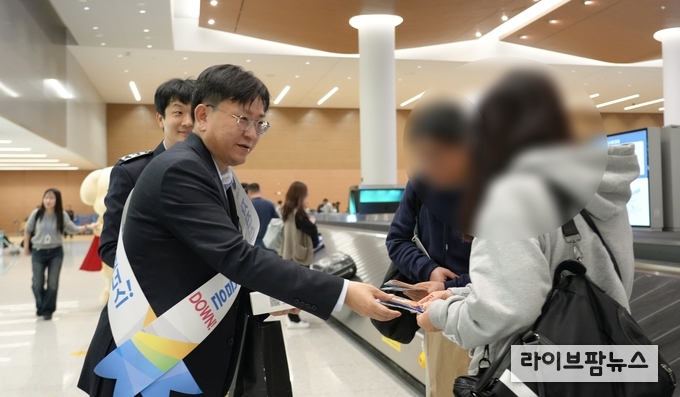 성실신고 캠페인을 진행하고 있는 김종호 인천공항본부세관장.(사진=인천공항세관)