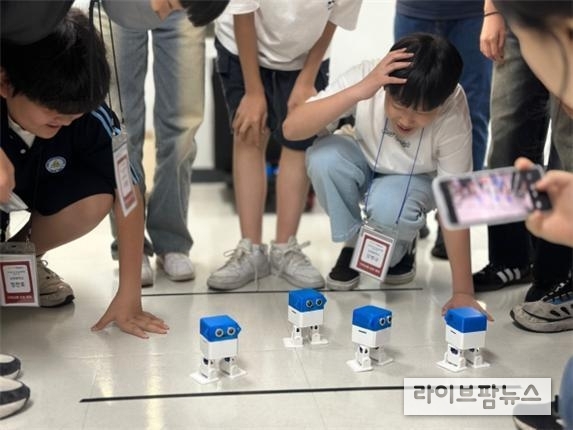 올해 WoW메이커스의 나도 창의융합메이커 과정 진행 모습.(사진=수원대학교)