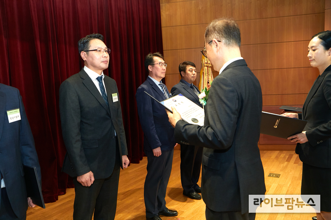 인천관광공사가 2024 대한민국 녹색경영대상 시상식에서 지속가능발전 부문 산업통상자원부 장관상을 수상했다.(사진=인천관광공사)