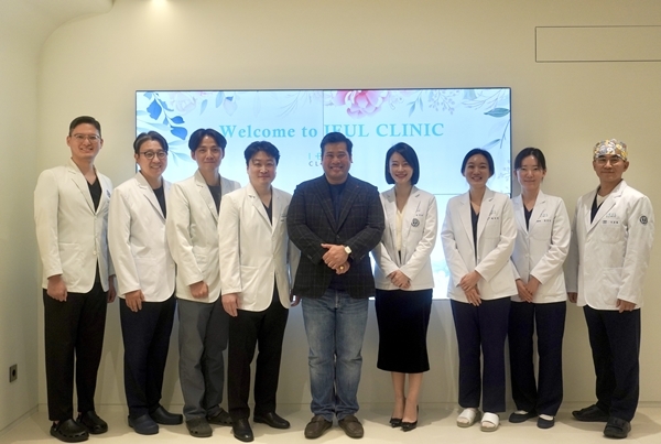 지난 9일 '이을 클리닉‘을 방문한 태국 와차레손 왕자(사진 왼쪽에서 다섯번째)가 이을성형외과의원 대표원장(왼쪽에서 네번째)을 비롯한 의료진과 기념 사진을 찍은 모습. 기념 촬영에는 이을치과의원 박윤호(왼쪽에서 첫번째), 천주희(왼쪽에서 여섯번째) 대표원장, 이을안과의원 한상윤 대표원장(왼쪽에서 세번째) 등이 함께 했다.