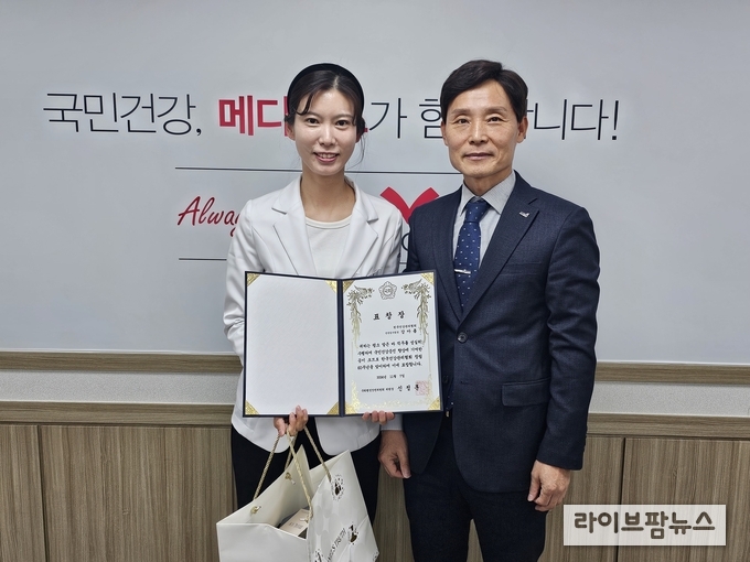 한국건강관리협회 인천시지부 강아름 진단검사팀장(왼쪽)이 장관급 표창을 수상했다.(사진=한국건강관리협회 인천시지부)